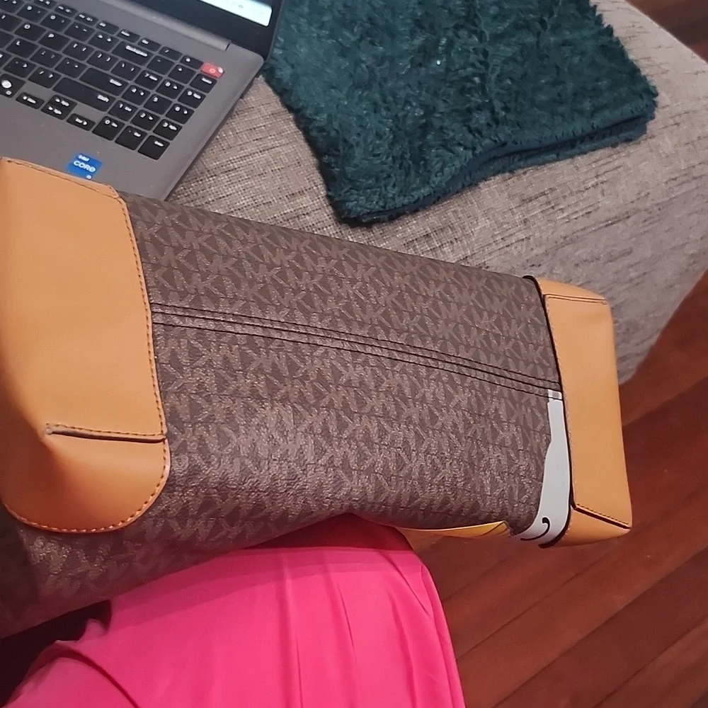 Micheal Kors Eva Leather Tote W/Pouch EUC - Picture 10 of 16